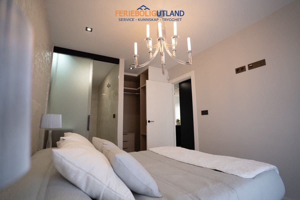 Pareado de 4 habitaciones en Orihuela Costa en venta con piscina garaje - 699.900 € (Ref: 10000782)