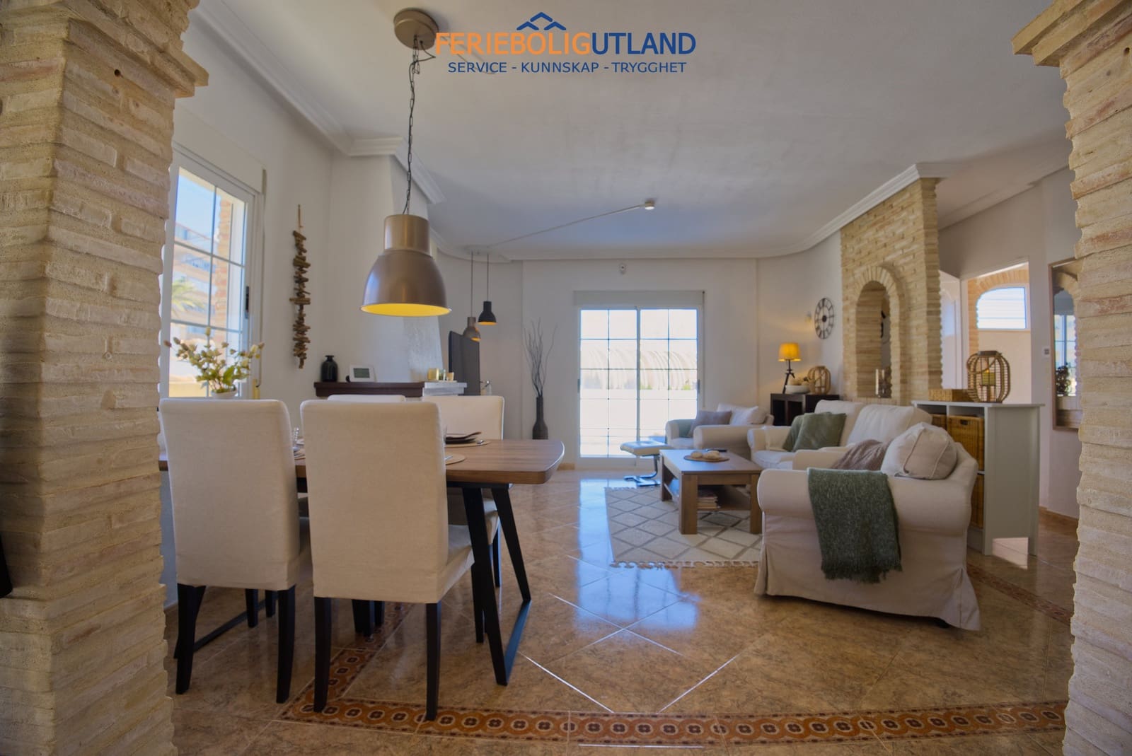 Chalet de 3 habitaciones en Torrevieja en venta con piscina garaje - 415.000 € (Ref: 10000789)