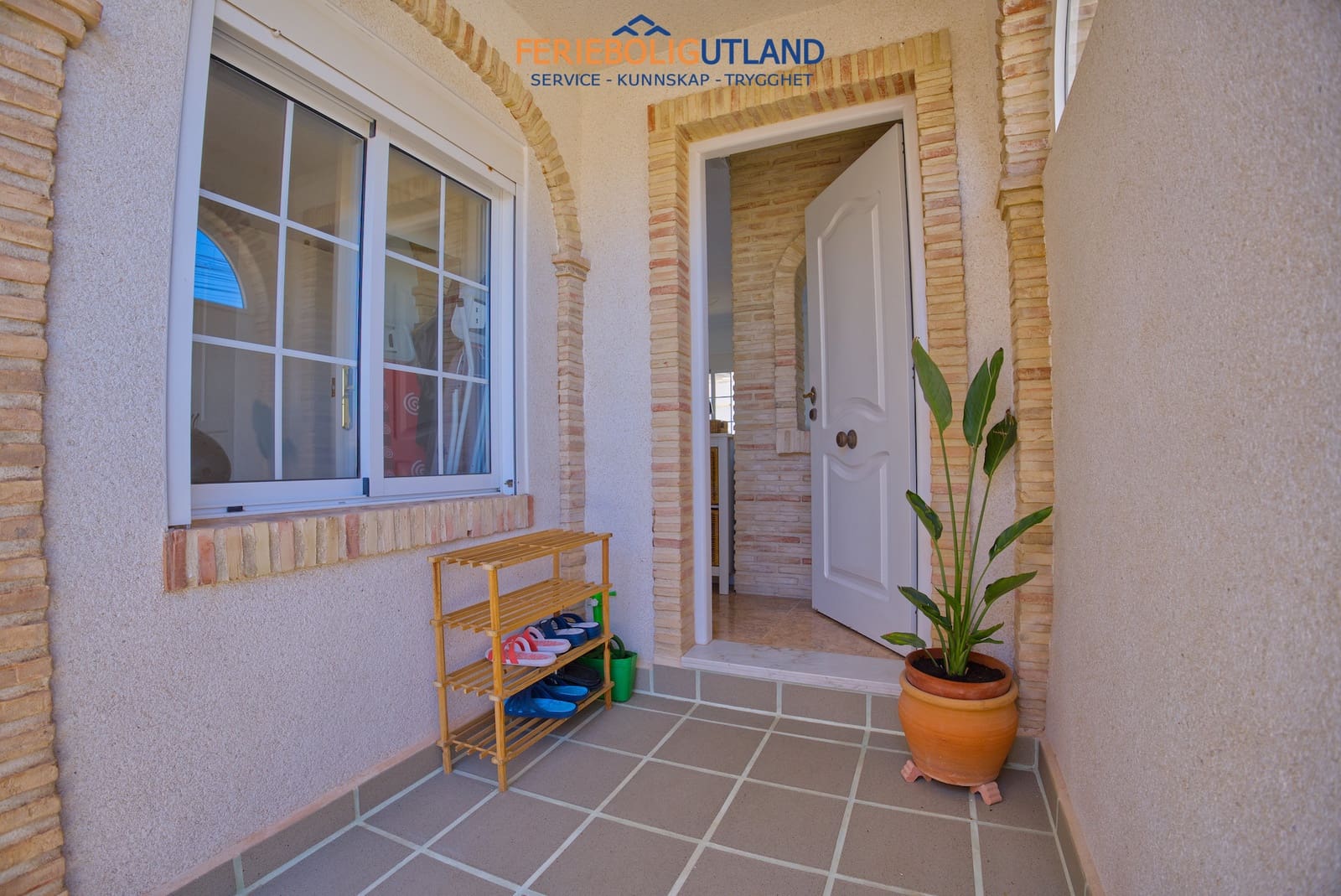 Chalet de 3 habitaciones en Torrevieja en venta con piscina garaje - 415.000 € (Ref: 10000789)