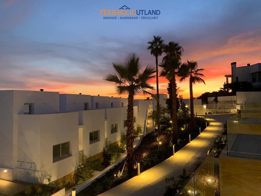 Pareado de 5 habitaciones en Fuengirola en venta con piscina garaje - 949.000 € (Ref: 10000854)