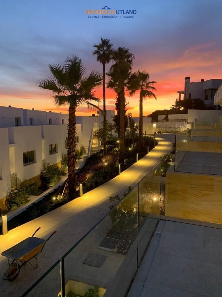 Pareado de 5 habitaciones en Fuengirola en venta con piscina garaje - 949.000 € (Ref: 10000854)