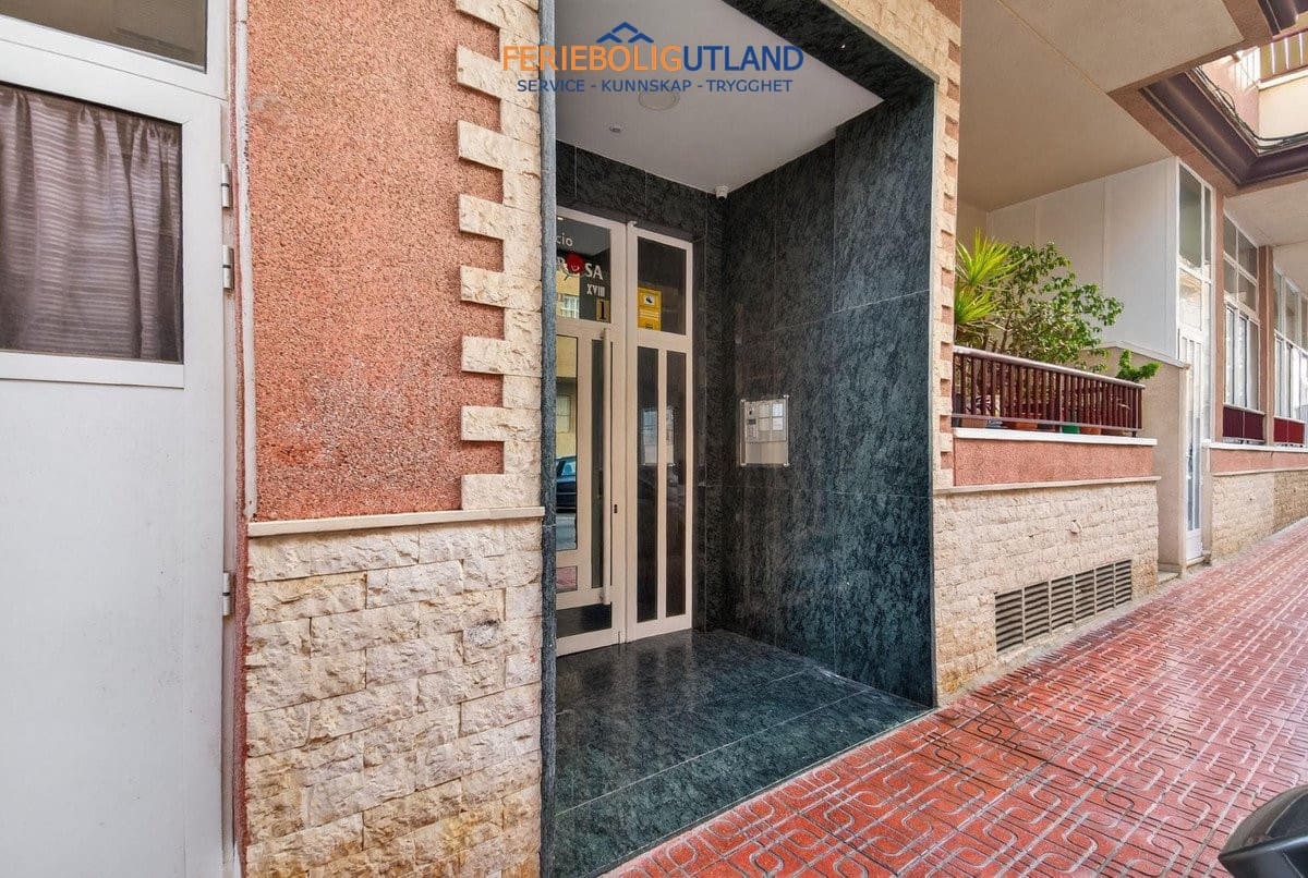 Apartamento de 2 habitaciones en Torrevieja en venta - 121.000 € (Ref: 10000858)