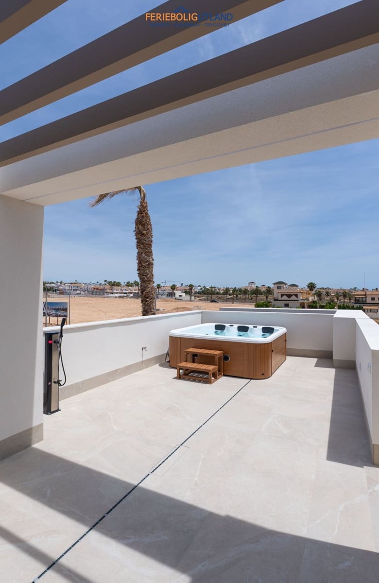 3 soveværelse Byhus til salg i Los Alcazares med swimmingpool garage - € 469.000 (Ref: 10001076)