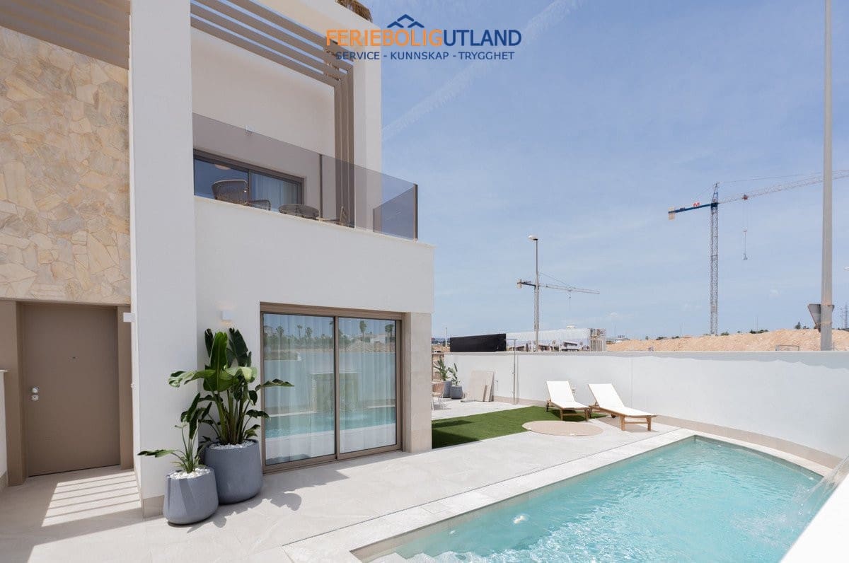 3 soveværelse Byhus til salg i Los Alcazares med swimmingpool garage - € 469.000 (Ref: 10001076)