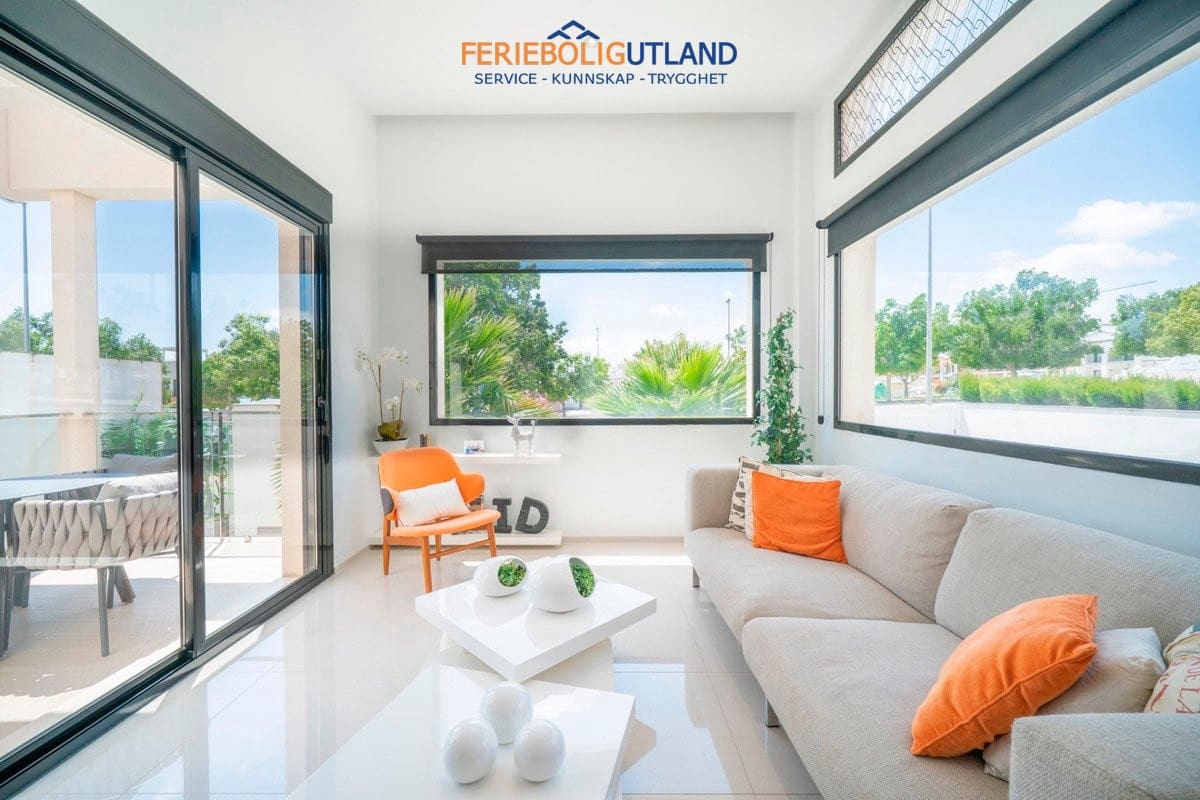 3 soverom Villa til salgs i Ciudad Quesada med svømmebasseng garasje - € 399 000 (Ref: 10001082)