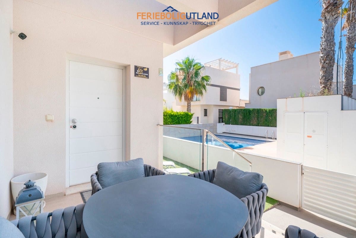 3 soverom Villa til salgs i Ciudad Quesada med svømmebasseng garasje - € 399 000 (Ref: 10001082)