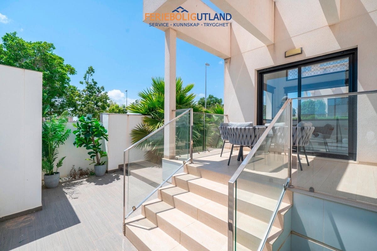 3 soverom Villa til salgs i Ciudad Quesada med svømmebasseng garasje - € 399 000 (Ref: 10001082)