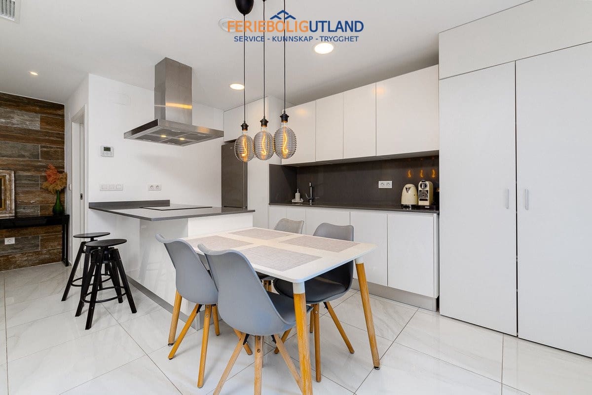 3 soverom Hus til salgs i Villamartin med svømmebasseng garasje - € 325 000 (Ref: 10001085)