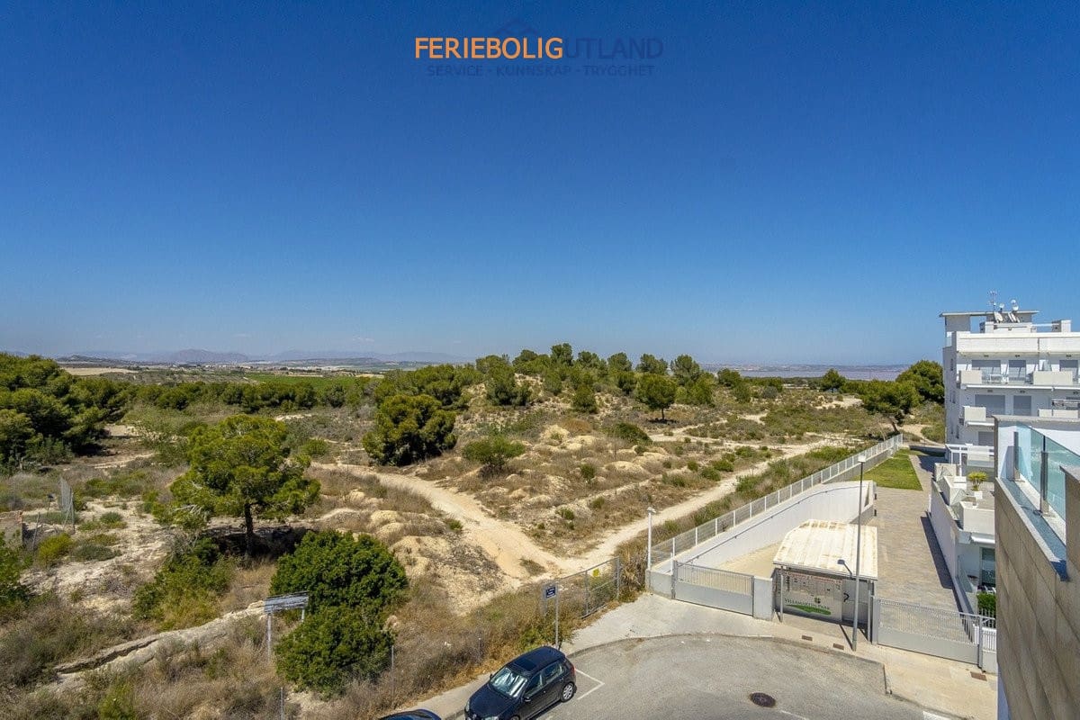 3 soverom Hus til salgs i Villamartin med svømmebasseng garasje - € 325 000 (Ref: 10001085)