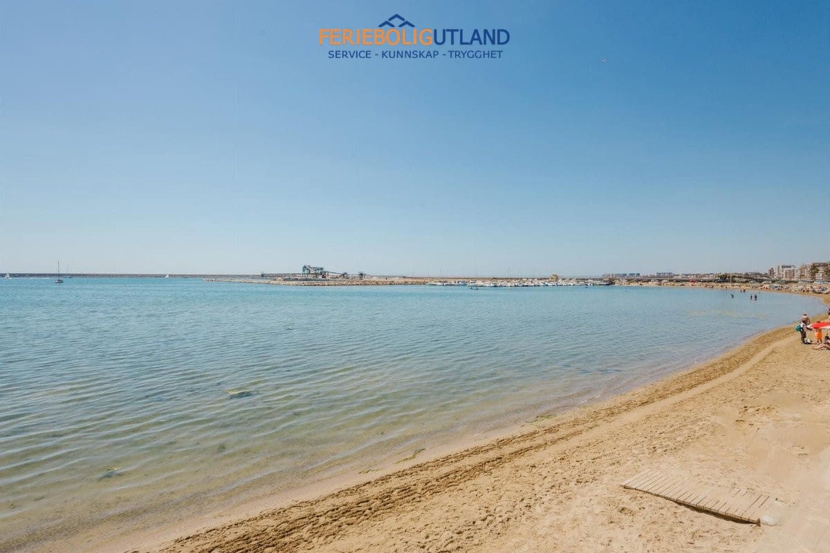 3 makuuhuone Huoneisto myytävänä paikassa Torrevieja mukana uima-altaan - 239 000 € (Ref: 10001086)