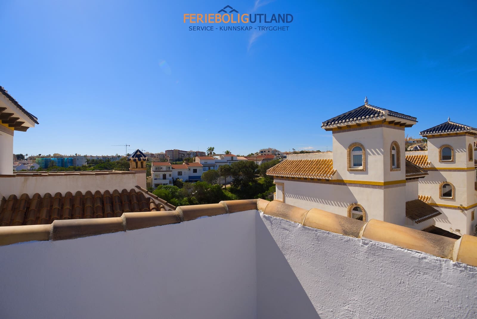 Chalet de 3 habitaciones en Torrevieja en venta con piscina garaje - 415.000 € (Ref: 10001087)