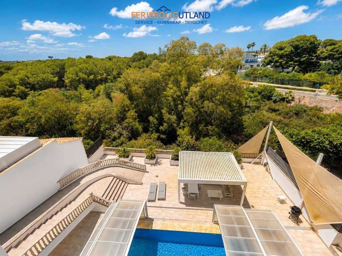 4 soveværelse Villa til salg i Campoamor med swimmingpool garage - € 1.225.000 (Ref: 10001098)