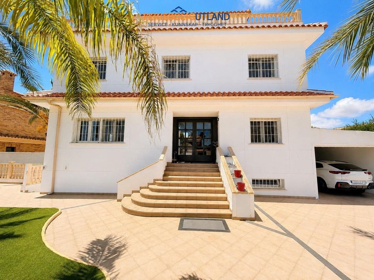 4 soveværelse Villa til salg i Campoamor med swimmingpool garage - € 1.225.000 (Ref: 10001098)