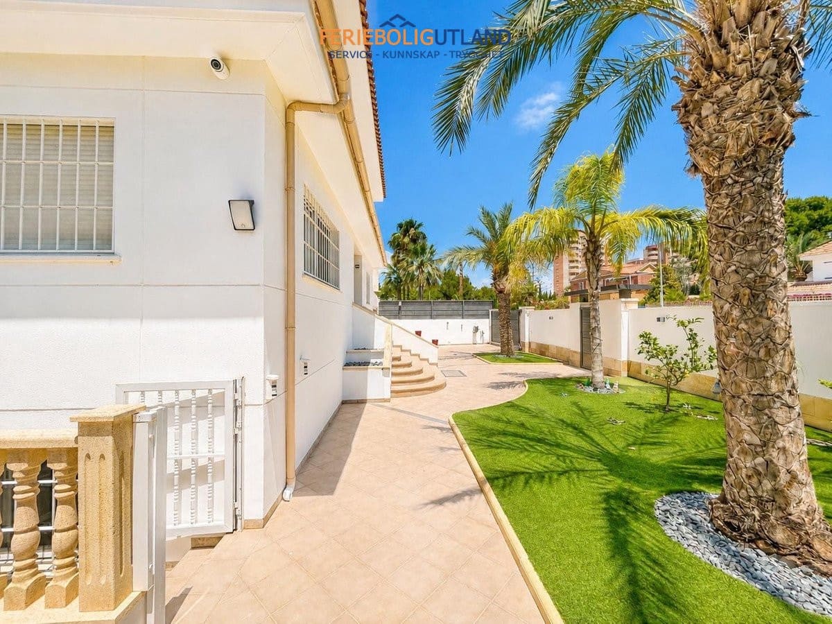 4 soveværelse Villa til salg i Campoamor med swimmingpool garage - € 1.225.000 (Ref: 10001098)