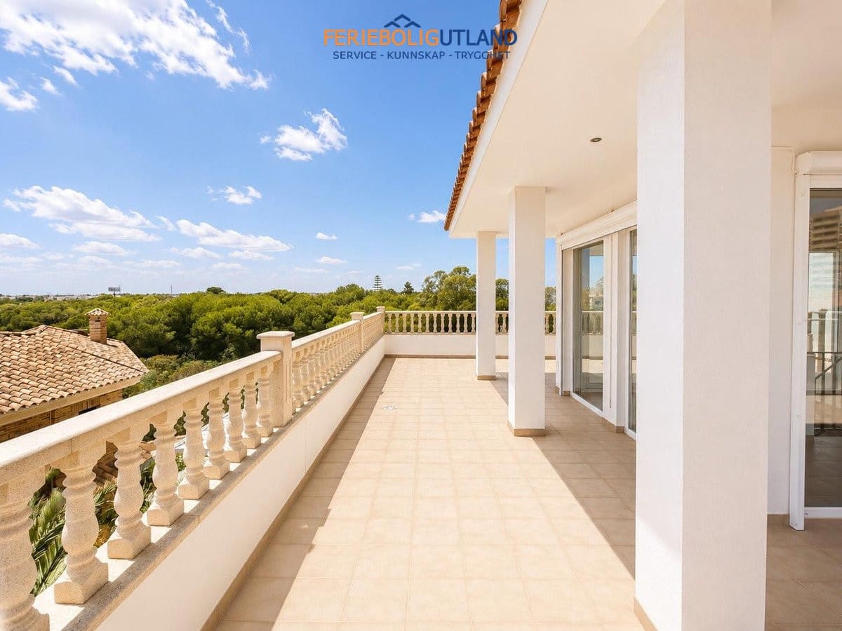 4 soveværelse Villa til salg i Campoamor med swimmingpool garage - € 1.225.000 (Ref: 10001098)