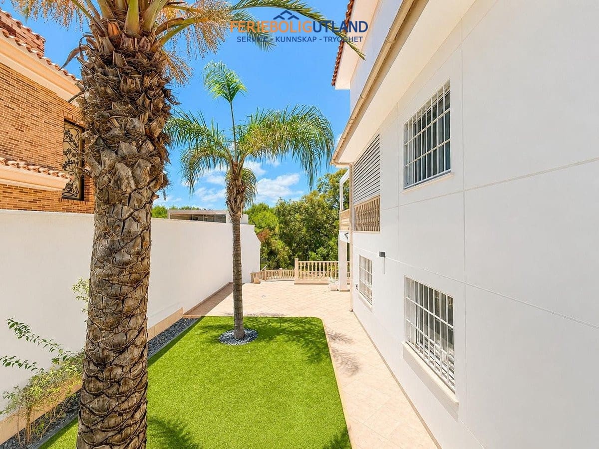 4 soveværelse Villa til salg i Campoamor med swimmingpool garage - € 1.225.000 (Ref: 10001098)