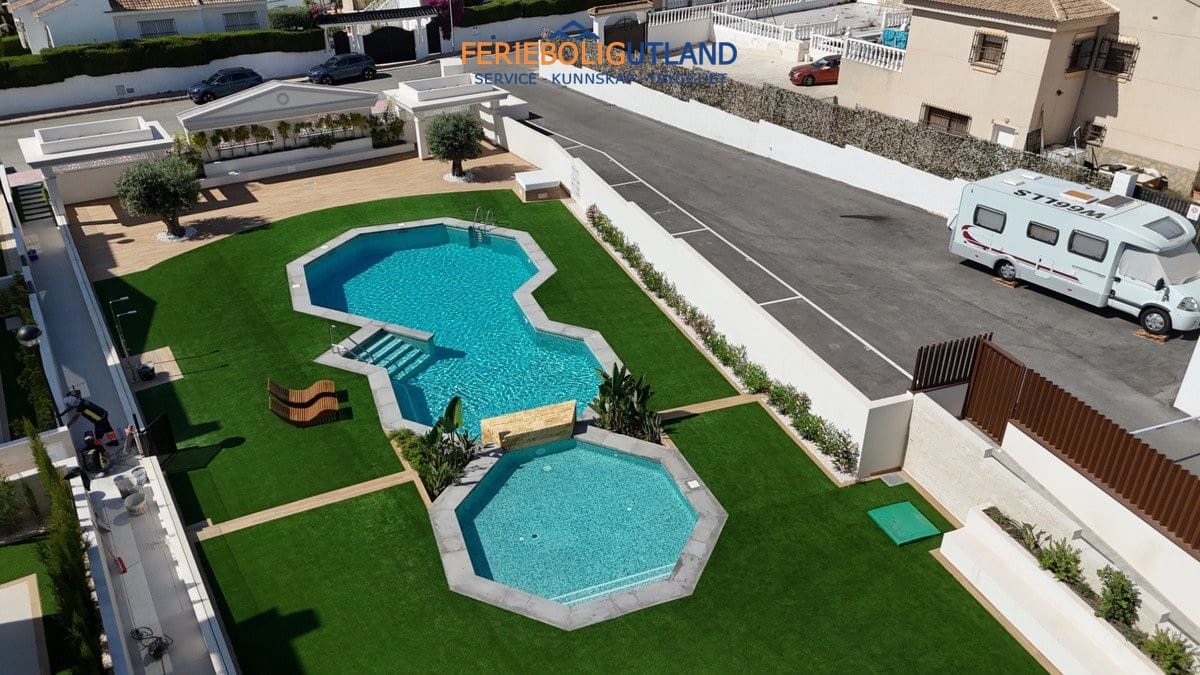 2 slaapkamer Bungalow te koop in Ciudad Quesada met zwembad garage - € 359.000 (Ref: 10001107)