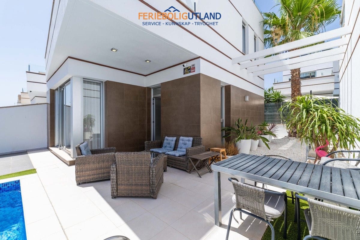 Chalet de 3 habitaciones en Ciudad Quesada en venta con piscina garaje - 399.000 € (Ref: 10001109)