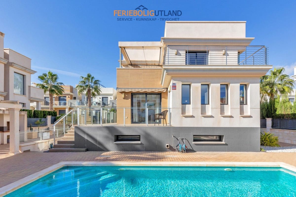 5 sovrum Villa till salu i La Zenia med pool - 895 000 € (Ref: 10001132)