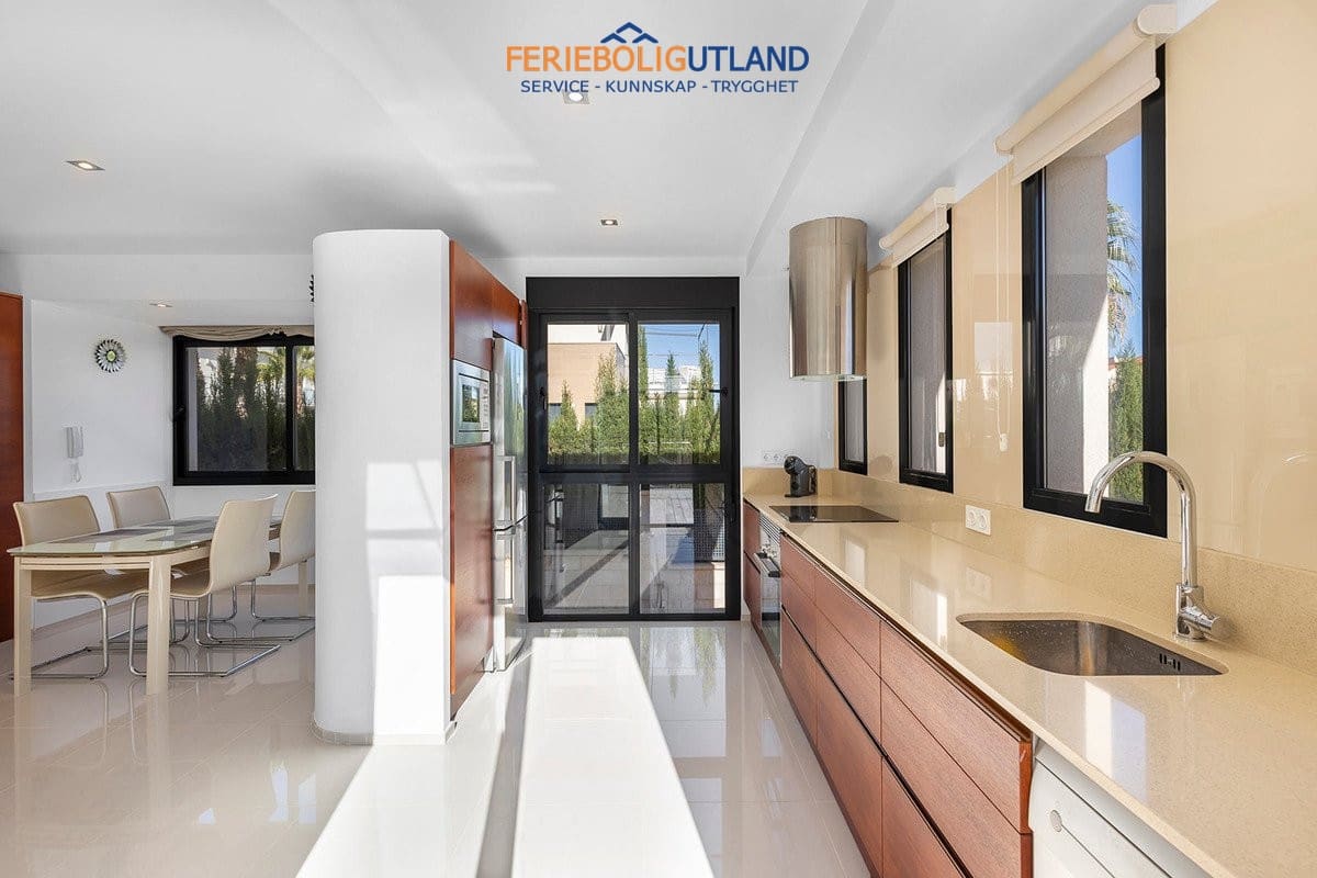 5 sovrum Villa till salu i La Zenia med pool - 895 000 € (Ref: 10001132)