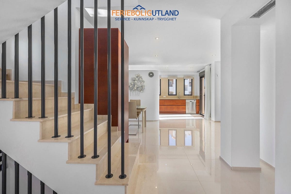 5 sovrum Villa till salu i La Zenia med pool - 895 000 € (Ref: 10001132)