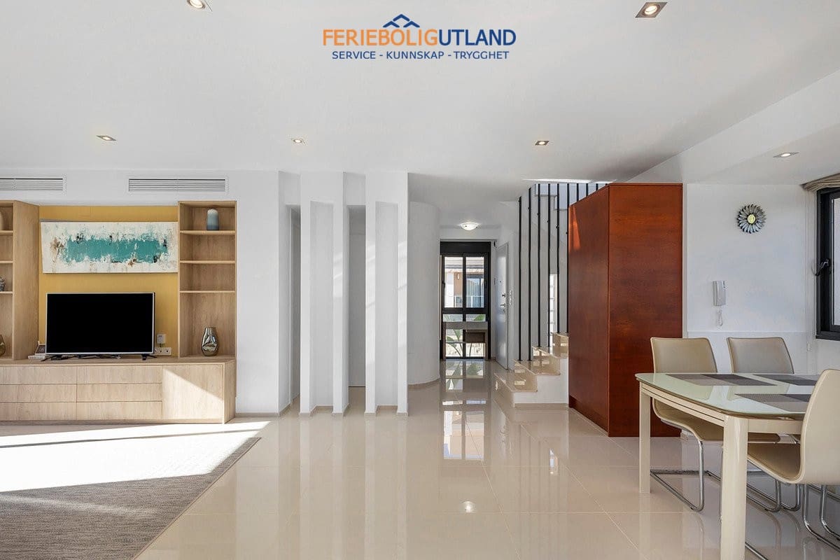5 sovrum Villa till salu i La Zenia med pool - 895 000 € (Ref: 10001132)
