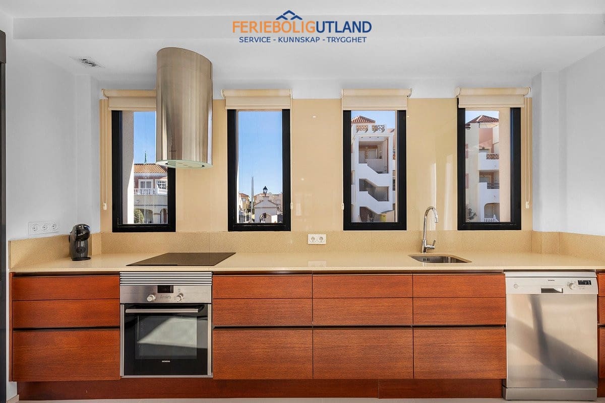 5 sovrum Villa till salu i La Zenia med pool - 895 000 € (Ref: 10001132)