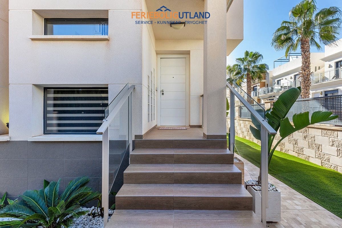 5 sovrum Villa till salu i La Zenia med pool - 895 000 € (Ref: 10001132)