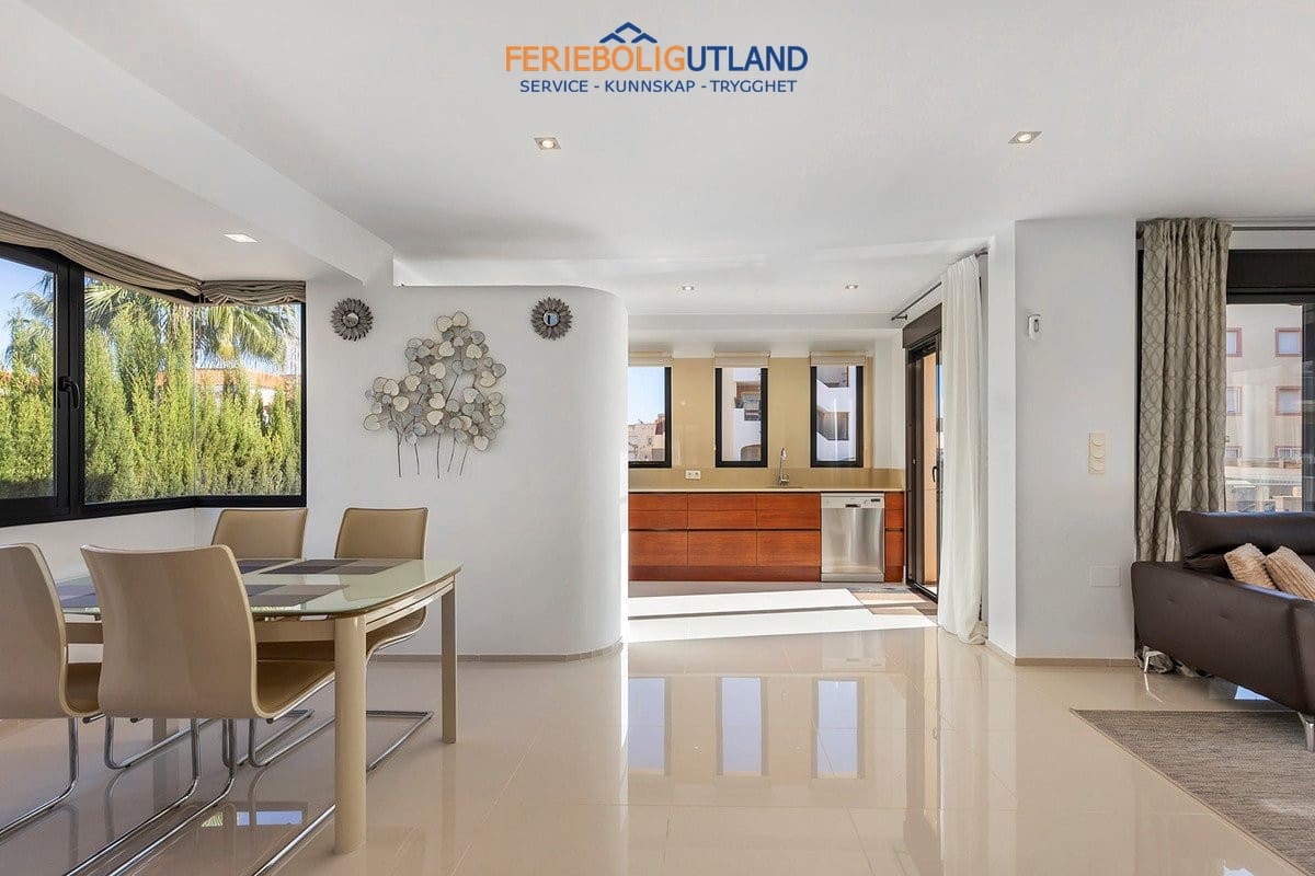 5 sovrum Villa till salu i La Zenia med pool - 895 000 € (Ref: 10001132)