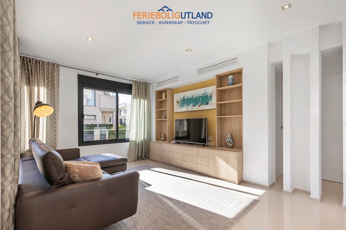 5 sovrum Villa till salu i La Zenia med pool - 895 000 € (Ref: 10001132)