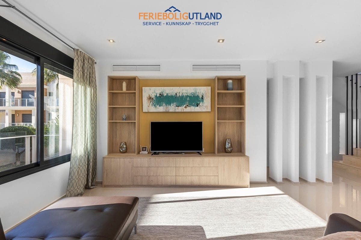 5 sovrum Villa till salu i La Zenia med pool - 895 000 € (Ref: 10001132)