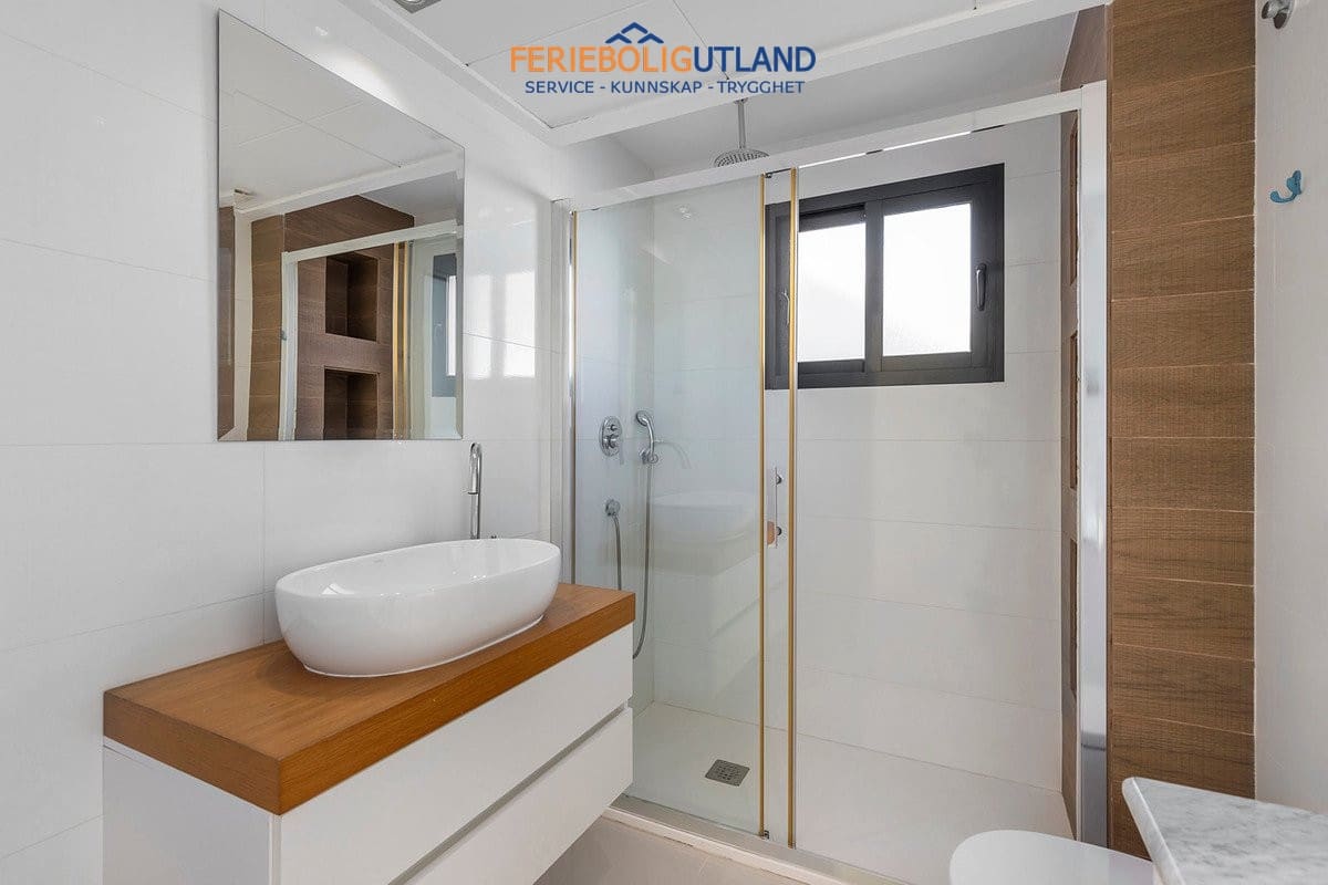 5 sovrum Villa till salu i La Zenia med pool - 895 000 € (Ref: 10001132)