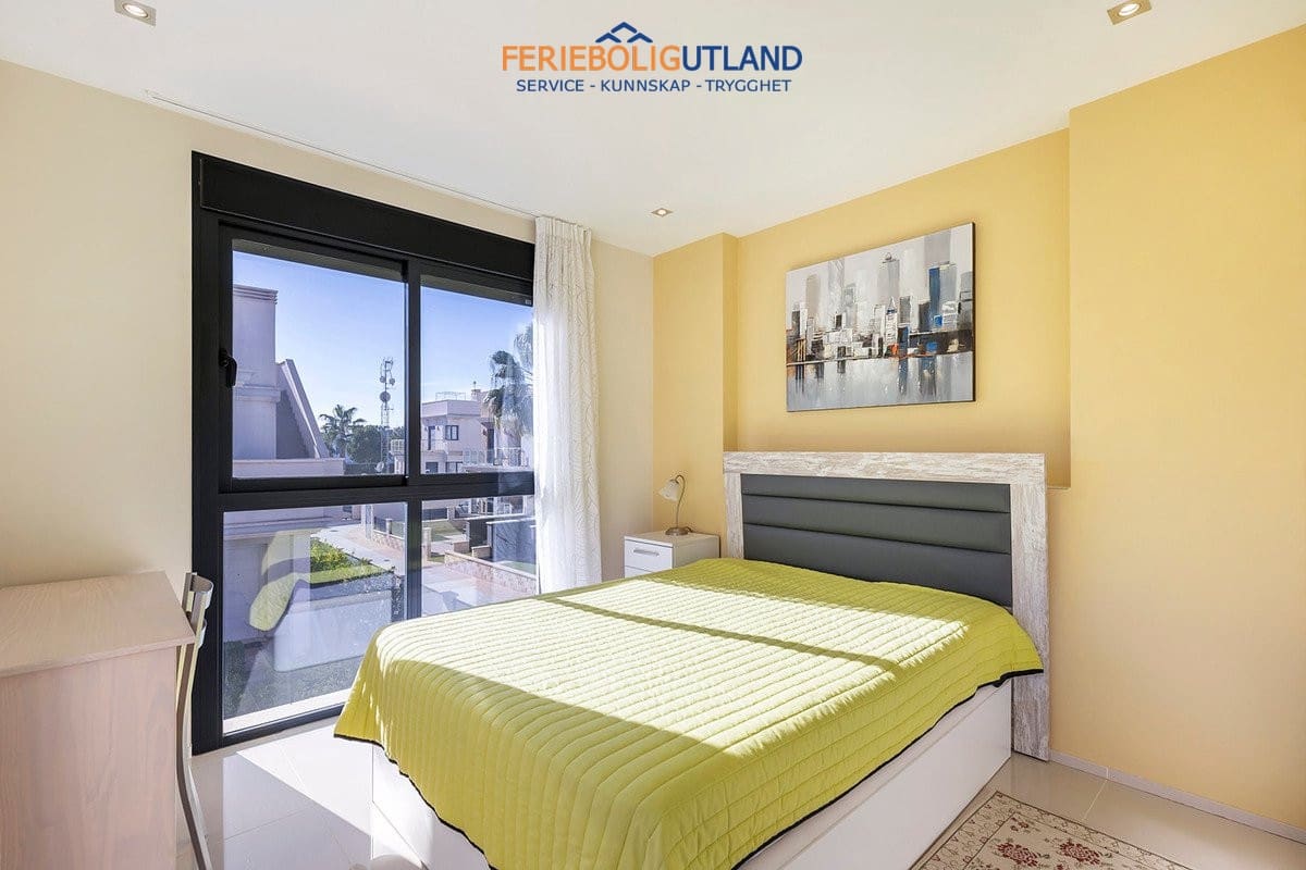 5 sovrum Villa till salu i La Zenia med pool - 895 000 € (Ref: 10001132)