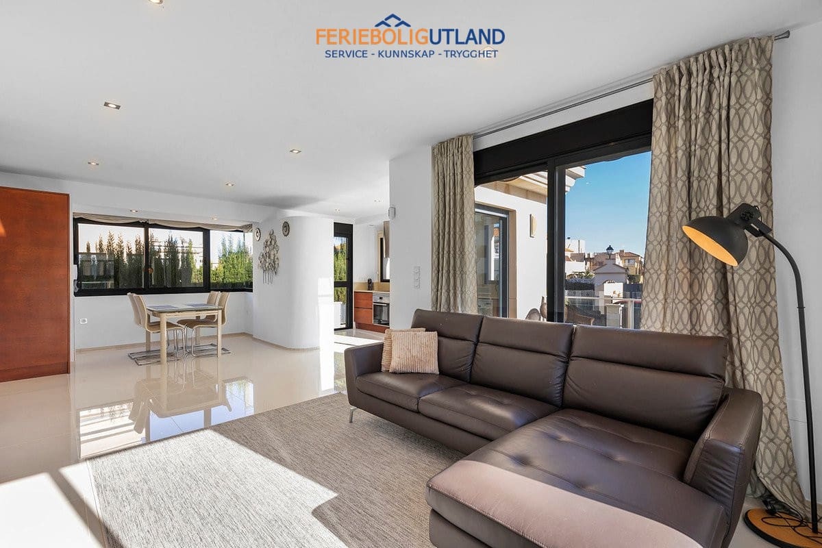 5 sovrum Villa till salu i La Zenia med pool - 895 000 € (Ref: 10001132)