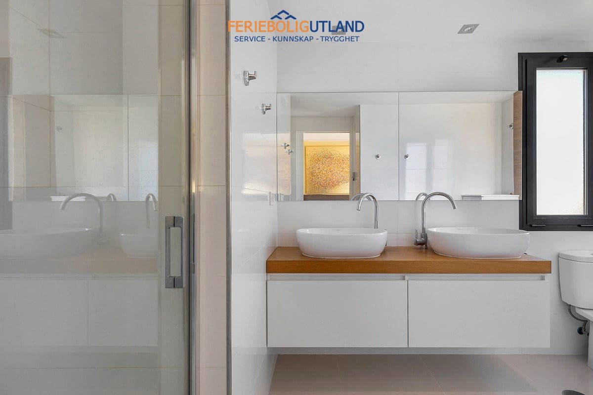 5 sovrum Villa till salu i La Zenia med pool - 895 000 € (Ref: 10001132)