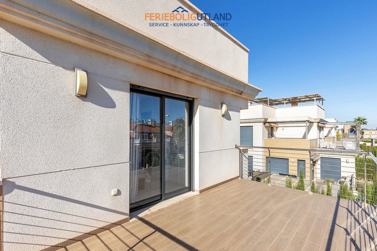 5 sovrum Villa till salu i La Zenia med pool - 895 000 € (Ref: 10001132)
