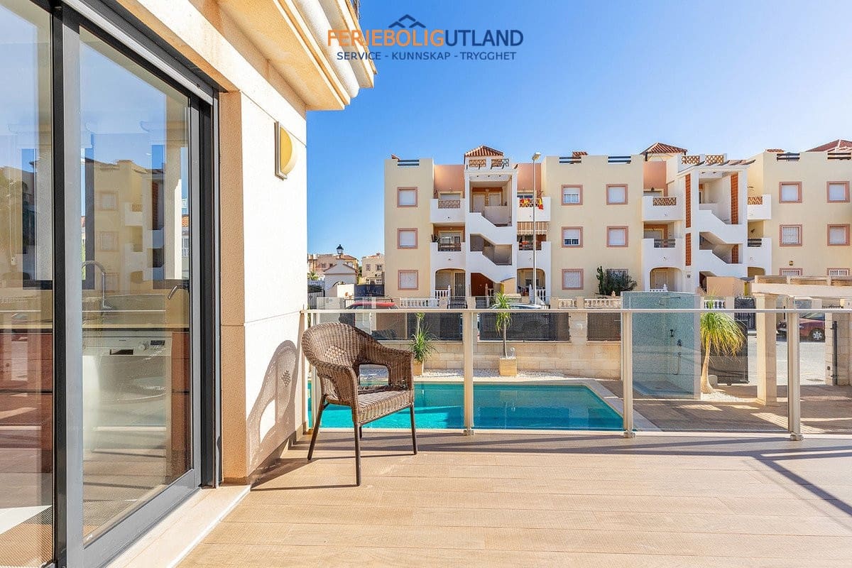 5 sovrum Villa till salu i La Zenia med pool - 895 000 € (Ref: 10001132)