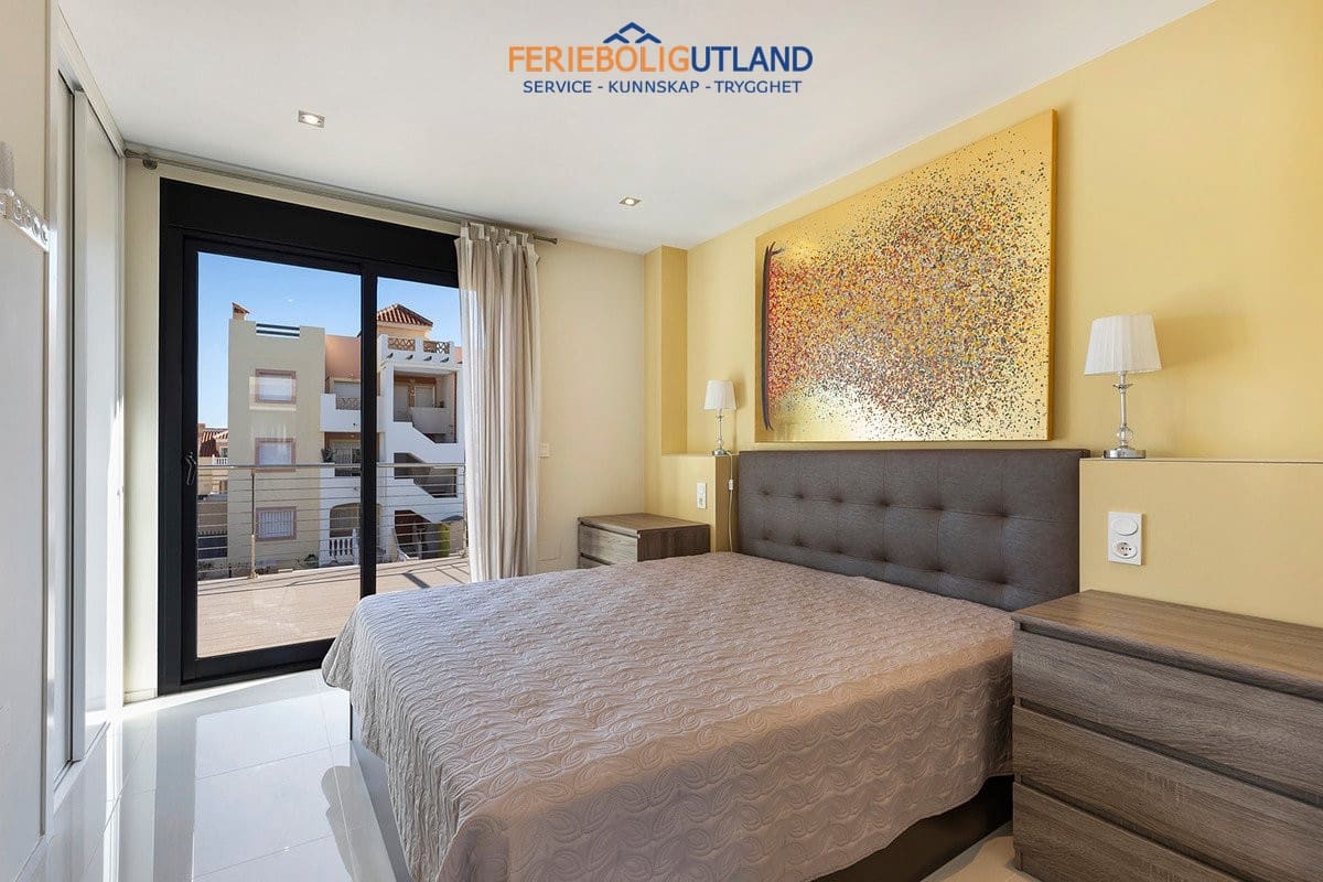 5 sovrum Villa till salu i La Zenia med pool - 895 000 € (Ref: 10001132)