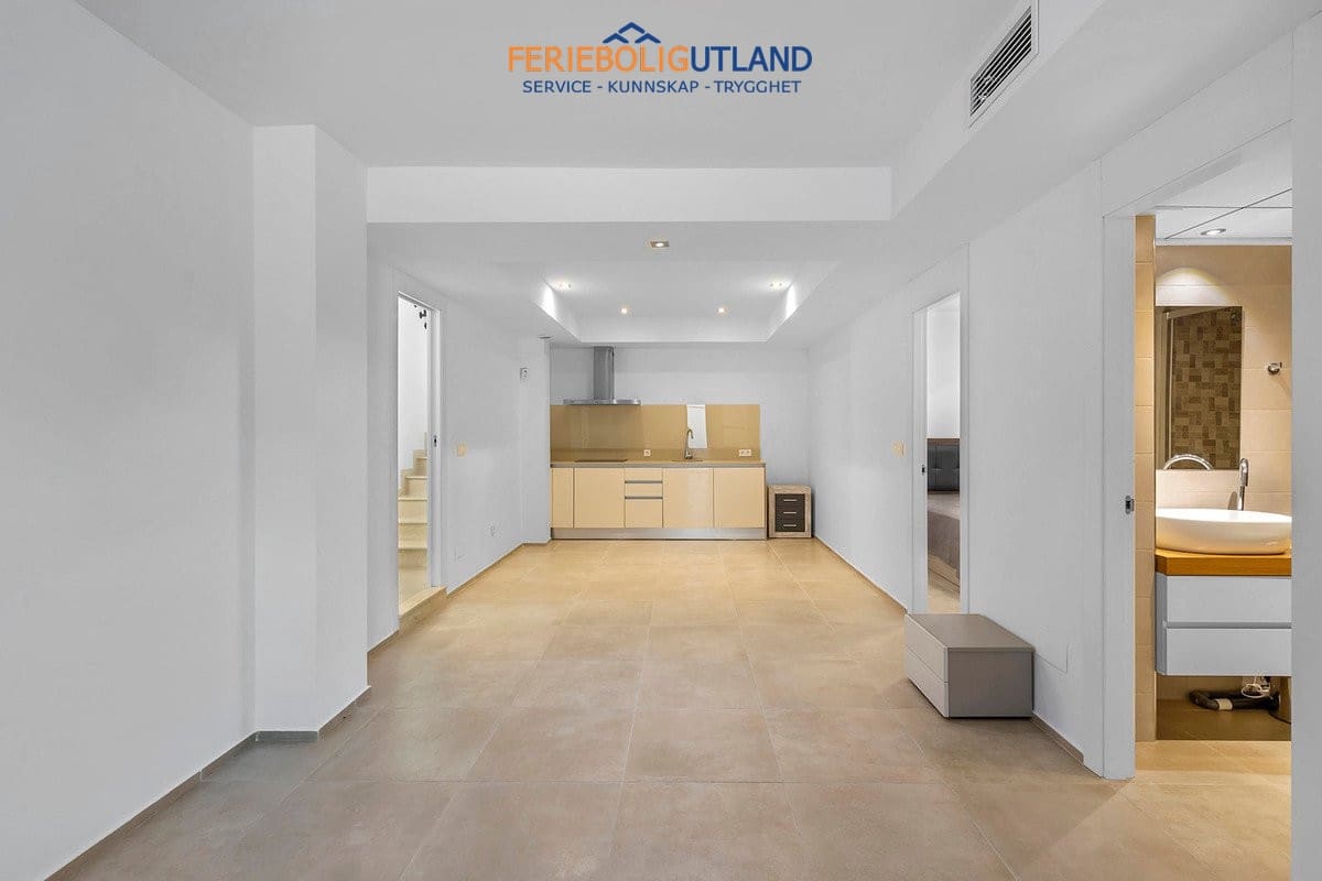 5 sovrum Villa till salu i La Zenia med pool - 895 000 € (Ref: 10001132)