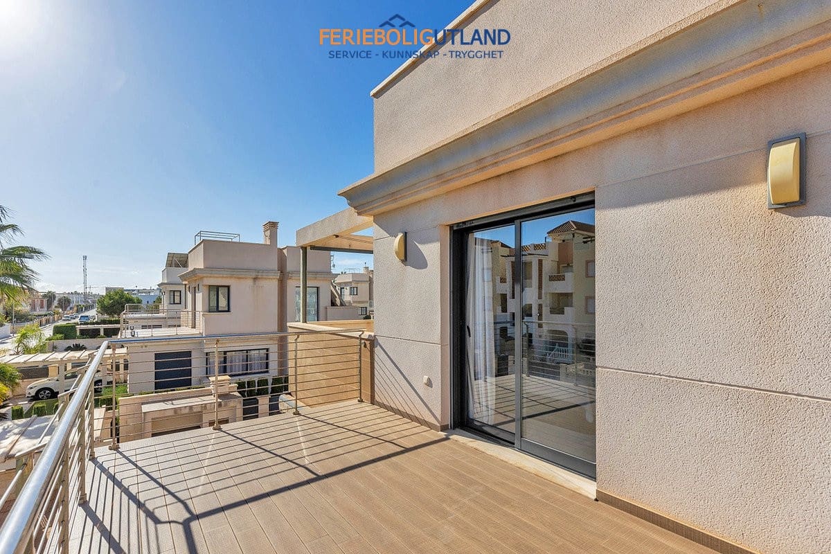 5 sovrum Villa till salu i La Zenia med pool - 895 000 € (Ref: 10001132)