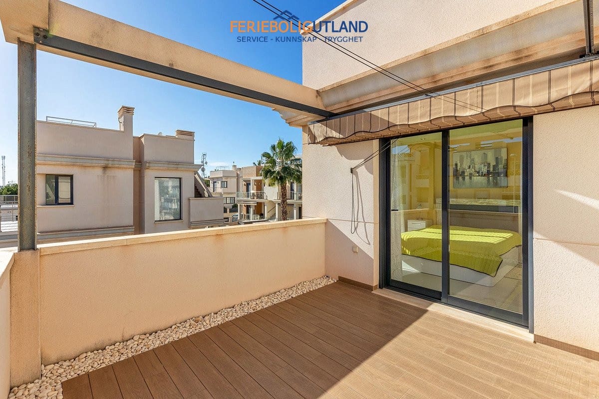 5 sovrum Villa till salu i La Zenia med pool - 895 000 € (Ref: 10001132)