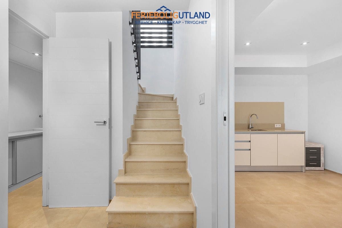 5 sovrum Villa till salu i La Zenia med pool - 895 000 € (Ref: 10001132)