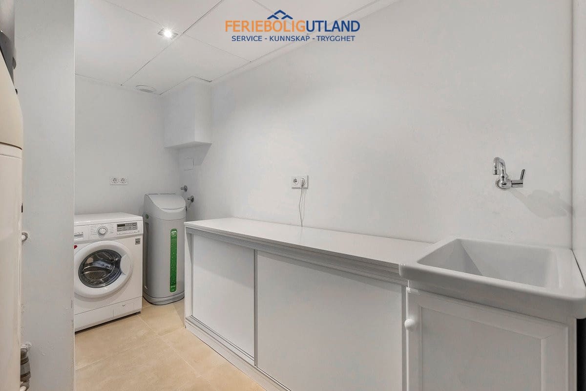 5 sovrum Villa till salu i La Zenia med pool - 895 000 € (Ref: 10001132)