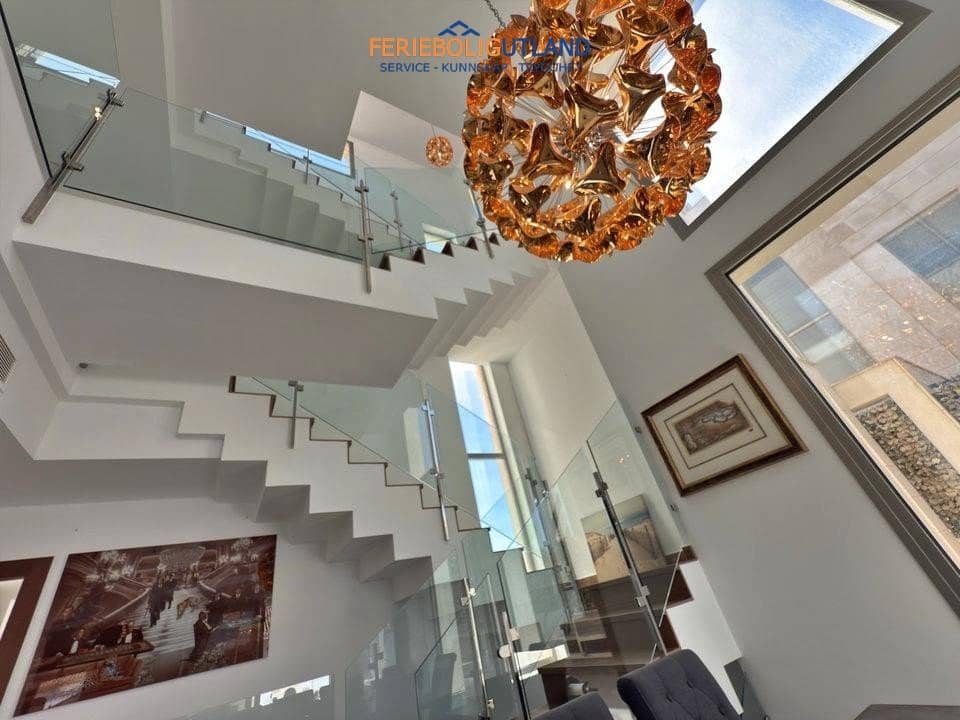 5 soveværelse Villa til salg i Villamartin med swimmingpool garage - € 850.000 (Ref: 10001136)