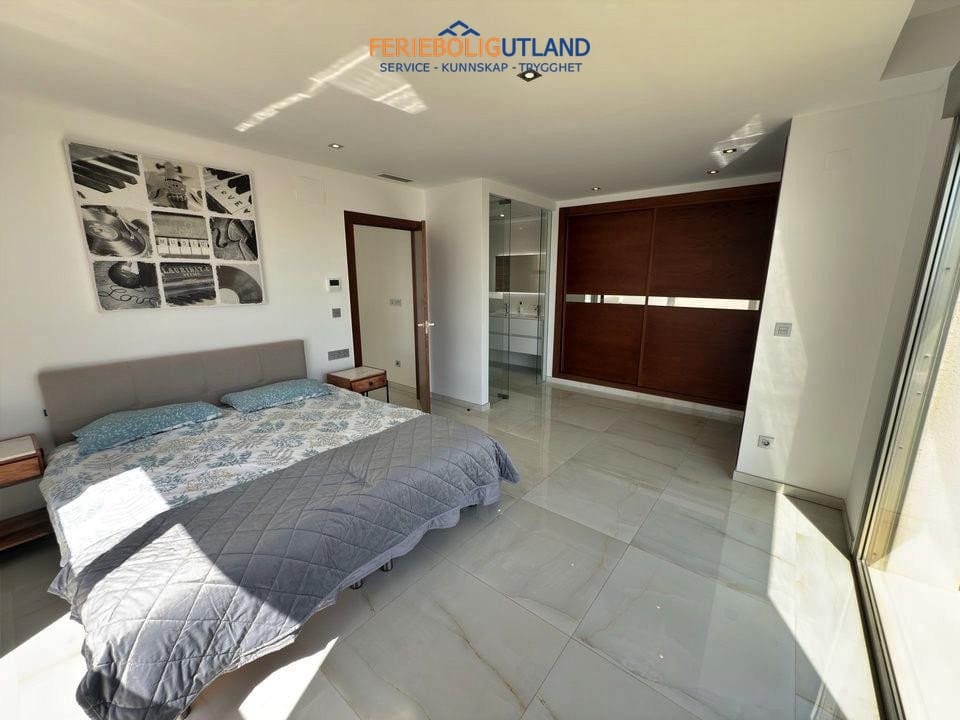 5 soveværelse Villa til salg i Villamartin med swimmingpool garage - € 850.000 (Ref: 10001136)