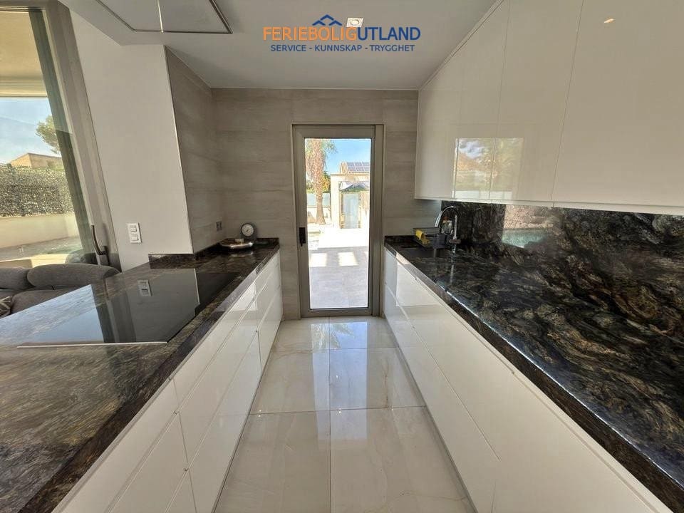 5 soveværelse Villa til salg i Villamartin med swimmingpool garage - € 850.000 (Ref: 10001136)