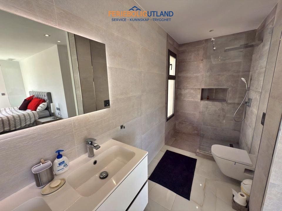 5 soveværelse Villa til salg i Villamartin med swimmingpool garage - € 850.000 (Ref: 10001136)