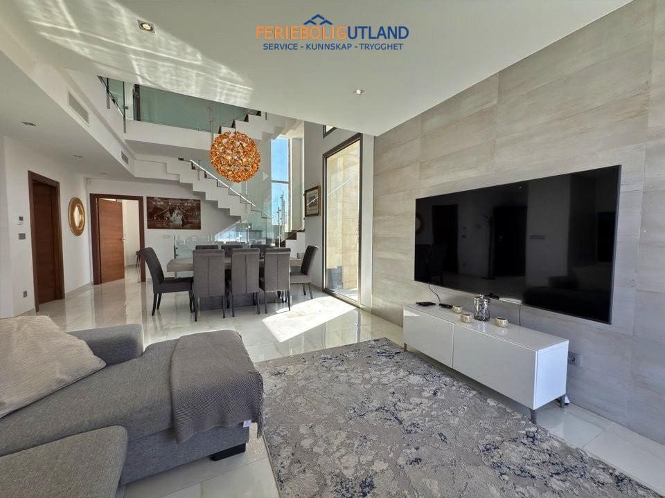 5 soveværelse Villa til salg i Villamartin med swimmingpool garage - € 850.000 (Ref: 10001136)