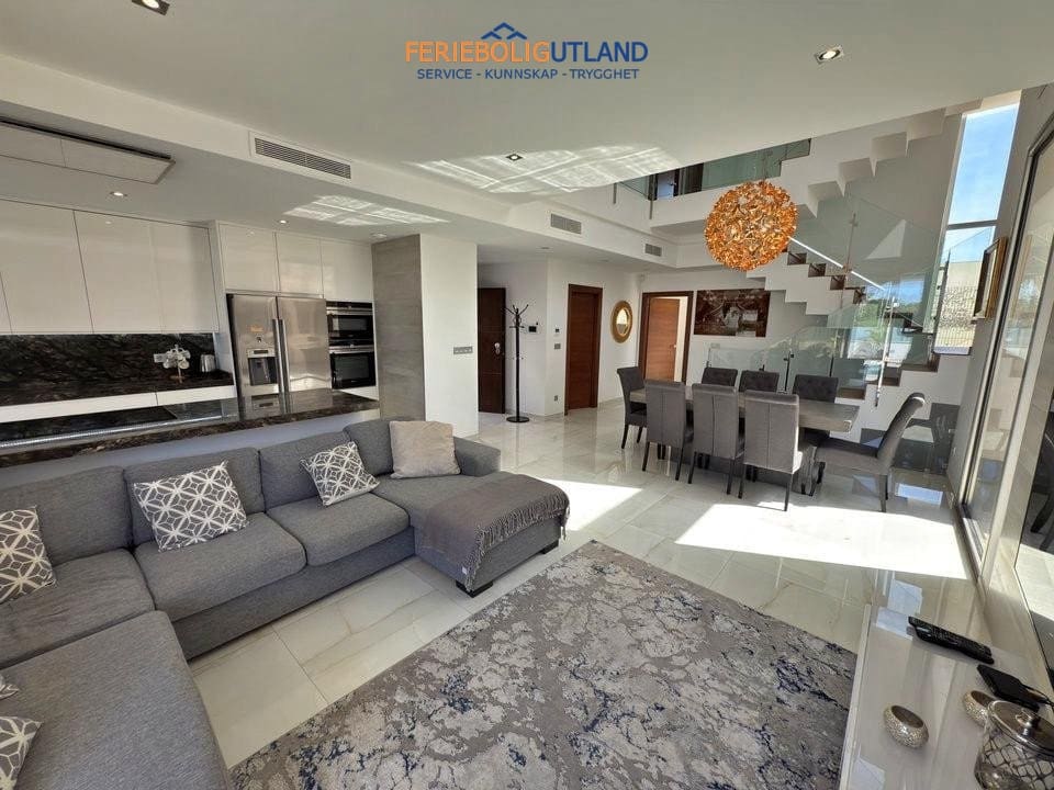 5 soveværelse Villa til salg i Villamartin med swimmingpool garage - € 850.000 (Ref: 10001136)