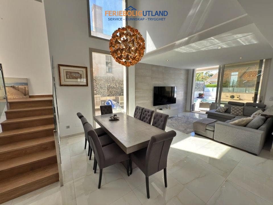 5 soveværelse Villa til salg i Villamartin med swimmingpool garage - € 850.000 (Ref: 10001136)